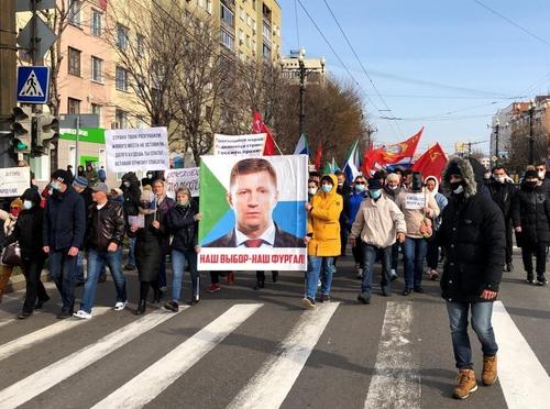 Россияне собирают подписи в поддержку экс-главы Хабаровского края Сергея Фургала
