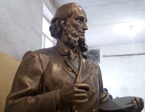 Четырехметровый каменный Айвазовский будет встречать и провожать туристов в Крыму