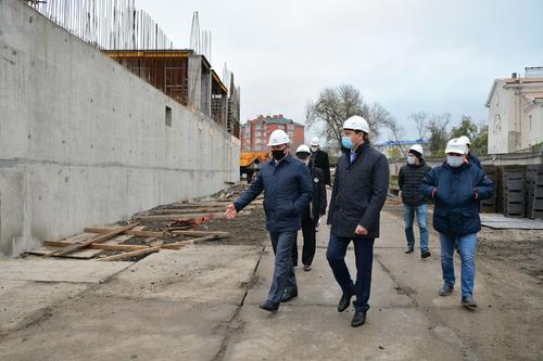 Евгений Первышов оценил процесс строительства нового спортцентра КГУФКСТ