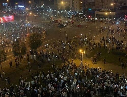 В Минске сторонники оппозиции собираются небольшими группами, в центр города стянута военная техника