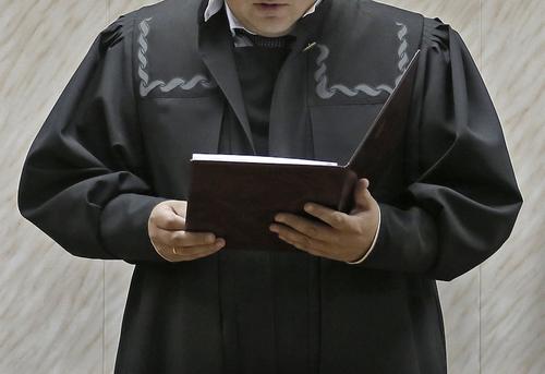 Кто вершит правосудие от имени государства, наплевав на Конституцию и Закон