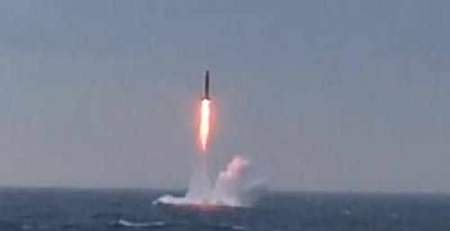 Минобороны распространило видео залпового пуска четырех МБР «Булава» из подводного положения