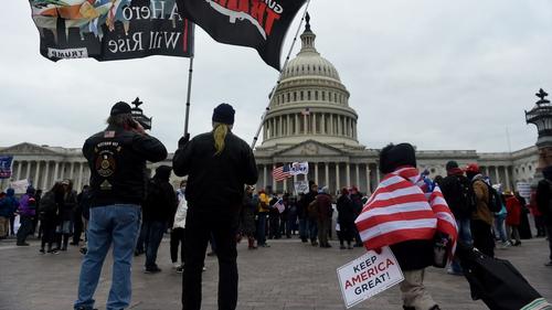 Драки в американском Сенате. Сторонники Дональда Трампа ворвались в Капитолий, полиция применяет ...