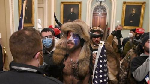 СМИ сообщают о первой пострадавшей во время беспорядков в США. Девушка пыталась взломать двери Капитолия и полицейские выстрелили