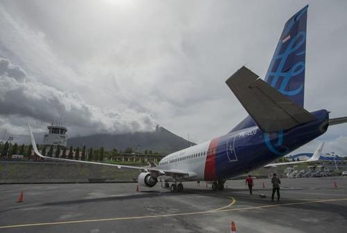 В Индонезии «Боинг» 737-500 пропал с экранов радаров через несколько минут после взлёта. О судьбе лайнера ничего не известно