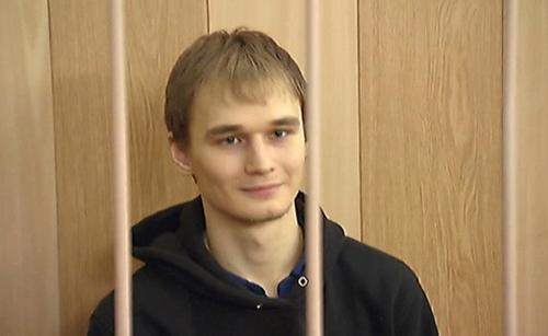 Молодого математика отправили в тюрьму на 6 лет за нападение на партийный офис: бросил дымовую шашку, его узнали по бровям