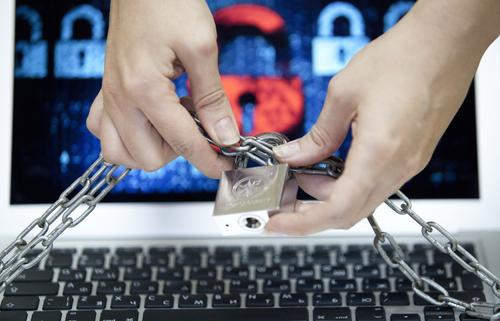 Bузы угрожают студентам, подписанным на Навального, отчислением, а Генпрокуратура пытается остановить поток материалов о протестах