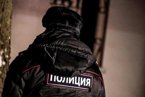 В Красноярске полковник полиции проводит воспитательные беседы с подростками на акции протеста
