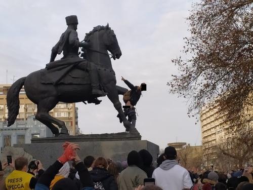 Казаки потребовали привлечь к ответственности спустившего штаны митингующего