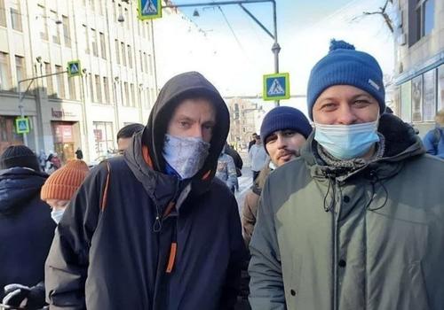 Журналист Юрий Дудь пришел на митинг во Владивостоке ...