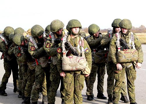 Морпехи Балтийского флота отрабатывают прыжки с парашютом и воздушное десантирование в составе подразделений