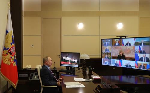 Путин заявил о постепенном отступлении пандемии в России, но расслабляться еще рано