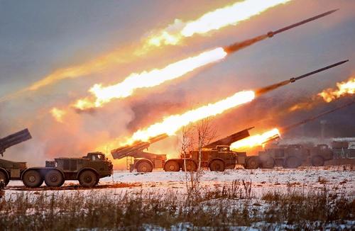 В Южной Осетии российские артиллеристы отработали стрельбу из тяжелых орудий в горах