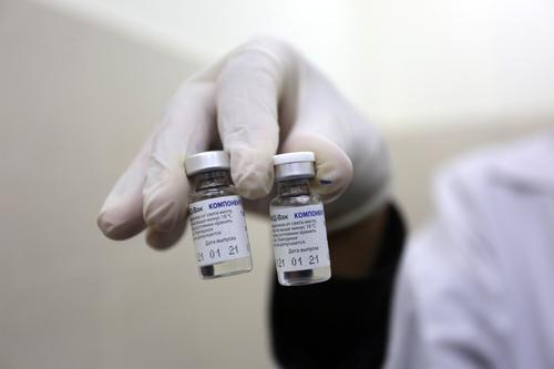 Журналист Тим Макналти назвал «позором ЕС» вакцинацию итальянской певицы «Спутником V» в Москве