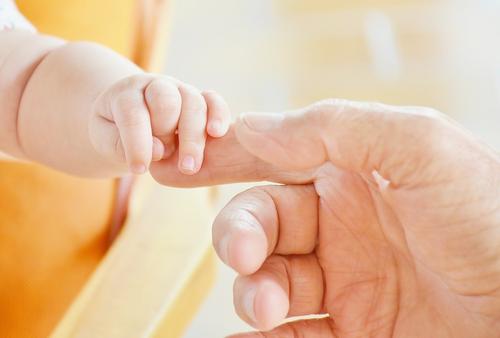 У новорожденного ребенка в Швеции нашли новую мутацию коронавируса