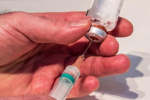 Вирусолог Альтштейн считает нежелание прививаться от COVID-19 «недостатком культуры»