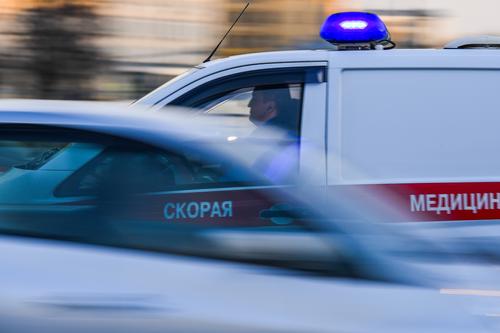 В Омске бетонный забор придавил трех женщин, есть погибшая