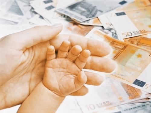 Правительство Латвии выплатит детям по 500 евро. Но все ли их получат