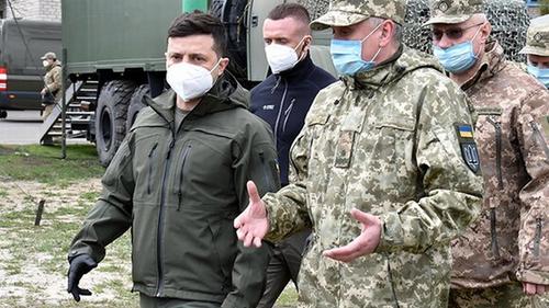 Зеленский приехал на Донбасс поддерживать «дух» своих солдат, и это не шутка