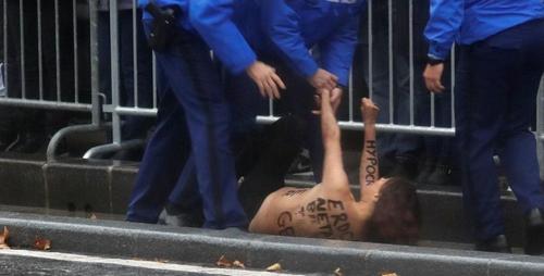 Представительницы Femen осуждены за эксгибиционизм во время проезда кортежа Трампа в Париже