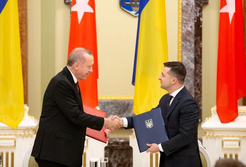 Зеленский просит Турцию помочь ему справиться с Донбассом и Крымом