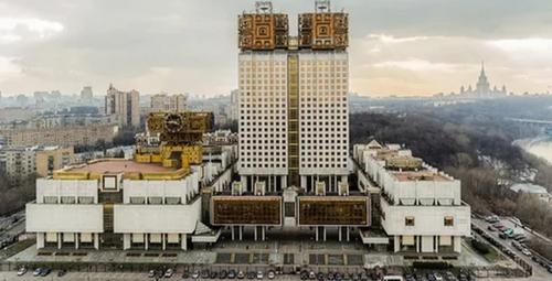 Между наукой и властью пробежала черная кошка?