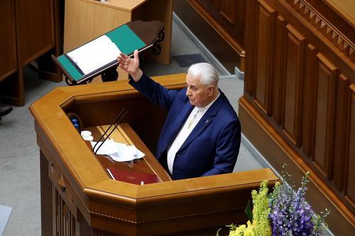 Кравчук пояснил свое высказывание о применении оружия в случае нападения на него людей с российскими флагами