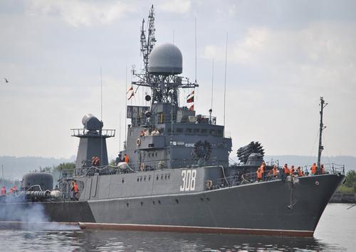 Противолодочные корабли Балтийского флота отразили воздушный налет условного противника
