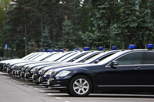 Чиновников начали наказывать за использование служебного транспорта не по назначению