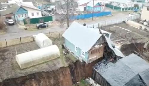 В Нижегородской области в посёлке Караулов два дома развалились из-за схода грунта