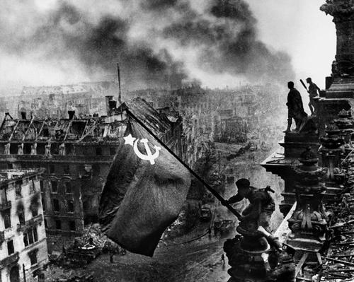 В этот день в 1945 году над Рейхстагом было водружено Знамя Победы