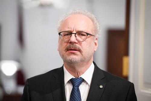 Президент Латвии недоволен решением Сейма о смягчении ограничений