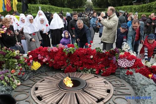 В Одессе произошла потасовка во время возложения цветов к памятнику Неизвестному матросу