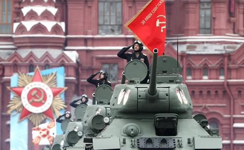 Колонна военной  техники прошла по Красной площади на параде Победы