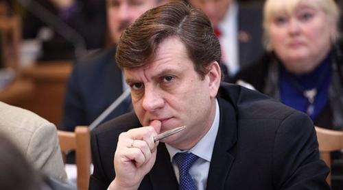 Ел «чойс», спал под берёзой, топил буржуйку. Подробности злоключений главы омского Минздрава Александра Мураховского в лесу
