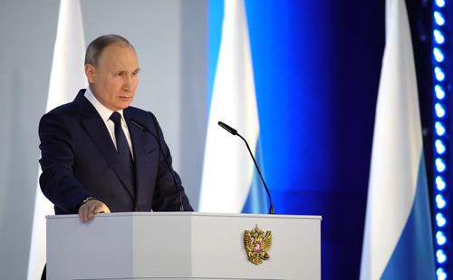 Путин поручил наградить учителей и сотрудников гимназии № 175 в Казани, спасавших школьников
