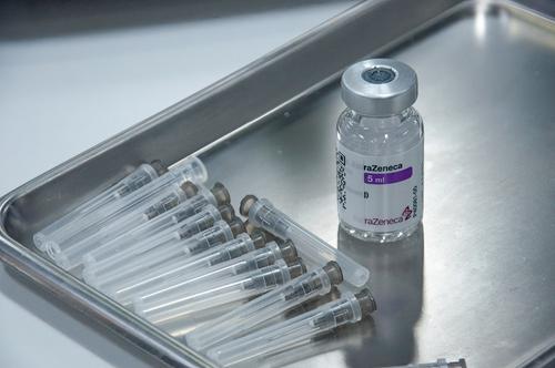 Ученые из Эдинбургского университета признали, что вакцина AstraZeneca имеет побочные эффекты