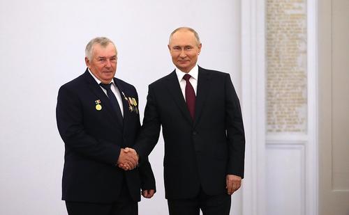 Путин высказался о зарплате тракториста, Героя труда: «Это маловато»