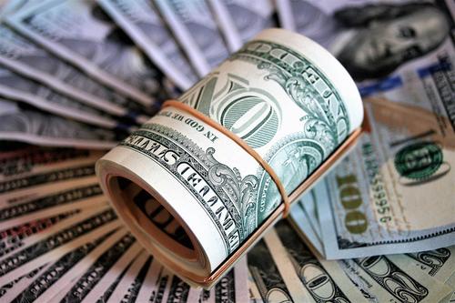 Доллар дешевеет на фоне удорожания нефти