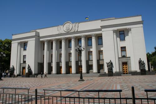 В Верховной раде депутаты «Слуги народа» и «ОПЗЖ» устроили драку после слов Потураева о «расстреле» оппозиционной партии