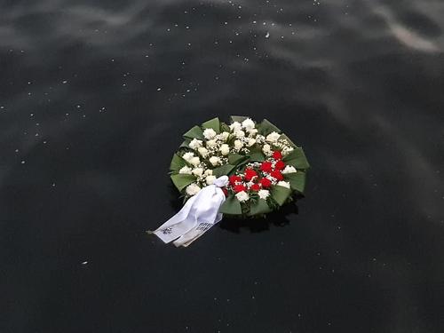 Сегодня в 4 часа утра представители Русского Союза Латвии опустили в Даугаву траурный венок