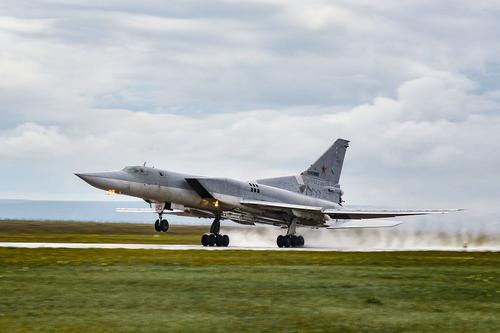Сайт Avia.pro: Россия могла перебросить в Сирию бомбардировщики Ту-22М3 для деморализации британского авианосца