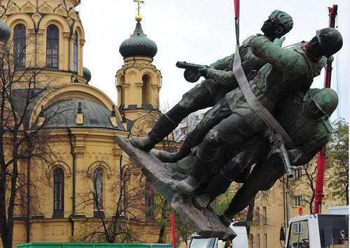 Жительница Бреста возвращает разрушенные в Польше памятники к себе на Родину