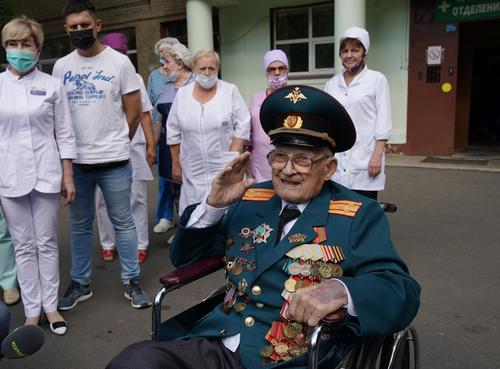 102-летнего участника Великой Отечественной выписали из больницы после перенесённого КОВИДа