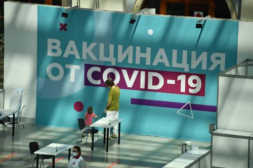 В Минтруде и Роспотребнадзоре уточнили, как отстранить от работы отказавшегося от вакцинации работника