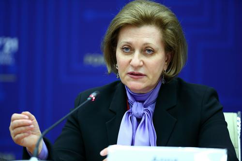 Глава Роспотребнадзора Анна Попова рассказала, что половина случаев заражения COVID-19 происходит в семье
