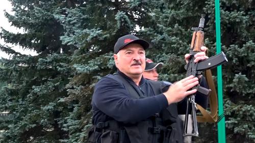 Лукашенко говорит о возможном размещении войск РФ в Белоруссии, в Кремле об этом не знают