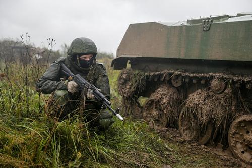 Политолог Ищенко: Россия вряд ли введет сухопутные войска в Донбасс в случае наступления Украины на ДНР и ЛНР