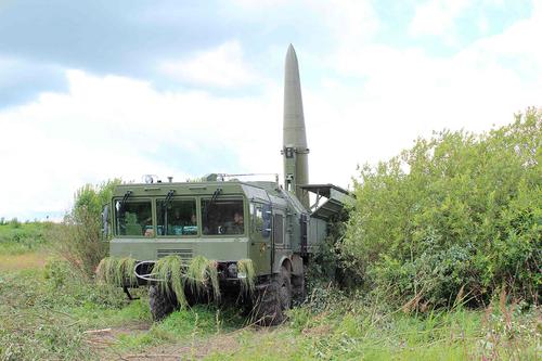 «Искандеры» условно уничтожили скопление боевой техники НАТО в момент выгрузки на берег с десантных кораблей