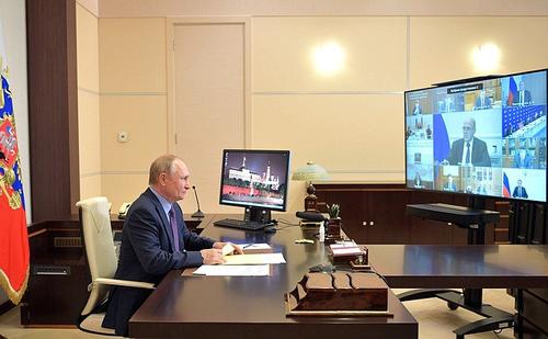Песков рассказал о здоровье находящегося в самоизоляции Путина: Президент чувствует себя прекрасно